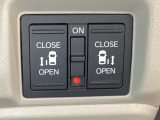 リアドアは乗り降りに便利な両側電動スライドドアです。また運転席に座っていながらスイッチ操作で自在にスライドドアを開け閉めできます。