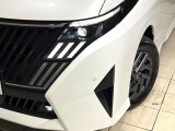 【LEDヘッドライト】悪天候や夜間走行時も良好な視界を確保し安心して運転できる高輝度LEDヘッドライトを装備!点灯速度が早く、消費電力も抑えられています。