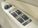 【電動格納ミラー】サイドミラーは電動格納式となっており、狭い駐車場でもキズがつくリスクを抑えられます。