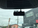 最近では付いてる車も多くなってきました。中古車ではまだまだ付いていればラッキーなドライブレコーダーです♪