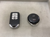 スマートキー付きですからドアロックの開閉およびエンジンスタートが楽々です。電動スライドドアの開け閉めもボタンで操作できます。加えて、純正リモコンエンジンスターター用の操作キーもついています。