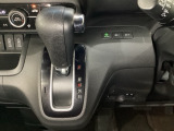 CVT車のセレクトレバーです。低速から高速まで、変速ショックのないスムーズな走りを実現するとともに、エンジン効率のよい領域を維持することで燃費にも貢献します。