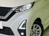 【LEDヘッドライト】悪天候や夜間走行時も良好な視界を確保し安心して運転できる高輝度LEDヘッドライトを装備!点灯速度が早く、消費電力も抑えられています。