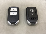 スマートキーを装備しています。鍵を差し込むことなくドアロックの開け閉めと、スタートボタン操作でのエンジンスタートができます。スペアキーも同じものを用意しております。