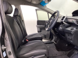 女性でも運転がしやすいように、シートの高さ調整機能(シートリフター)がついています。運転席と助手席の間が空いている為、助手席側への移動がスムーズです。交通量の多い道でも助手席側から乗り降りができます。