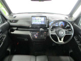■黒を基調としたスタイリッシュなデザインの運転席です。衝突被害軽減ブレーキ、レーンキープアシストなどの安心装備付き!