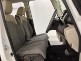 女性でも運転がしやすいように、シートの高さ調整機能(シートリフター)がついています。運転席と助手席の間が空いている為、助手席側への移動がスムーズです。交通量の多い道でも助手席側から乗り降りができます。