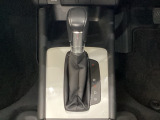 「e:HEV」は、モーター走行を中心にしながら電気エネルギーやエンジン動力を最も効率よく使い分けることができる賢いハイブリッドシステムです。サイドブレーキはスイッチ操作の電子制御パーキングブレーキです