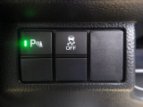 パーキングセンサーや横滑りを防ぐVSA等のスイッチ類は運転席の右側、手の届きやすい位置にあります。