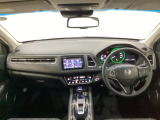 車内は光触媒抗菌消臭施工済です。スタイリッシュなデザインでスポーティなインパネ周りを演出します。グローブボックスやカップホルダーのほかにトレーなどたくさんの収納スペースが付いています。