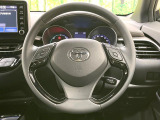 インテリアに合わせたデザインのステアリングは、運転される方のことも考え、運転しやすい形状、大きさです。是非一度、実際に触ってお確かめください。