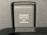 アクセサリーソケットはUSBのアダプターなどをつければ、スマホの充電にも使えます。周辺には物が置けるボックスがついています。