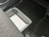 助手席シート下には便利な引き出し式収納があり重さ2kgまで収納が可能です