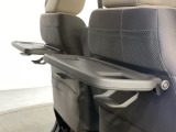 運転席・助手席の背もたれには、2列目シート用にカップホルダー付きの「格納式のシートバックテーブル」を装備しています。休憩時のちょっとした時間などカップを置いたり、小物置きに使えて便利です。