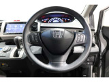 運転中もハンドルでの操作が可能です。特に高速道路等の目が離せない運転時には、便利さだけでなく、安全性も兼ね備えております。