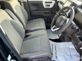 乗り心地の良いフロントシートです。足回りも広々としておりますので、長時間の運転も疲れづらいですよ。