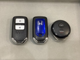 スマートキーを装備しています。鍵を差し込むことなくドアロックの開け閉めと、スタートボタン操作でのエンジンスタートができます。ボタン操作でトランクが開けられる電動テールゲートのボタンもついています。