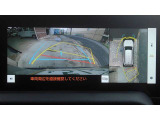 車を上から見下ろした視点で駐車をサポートするパノラマビューを搭載。運転席から確認しにくい車両周囲の状況を確認できます。