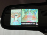 【全周囲モニター】 上から見下ろしたような映像が、運転の不安を軽くします。