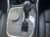【シフトノブ】BMWの高性能オートマチックは、ATセレクトレバーを左側に倒すことで、通常の「D」から「S」(スポーツ)または「M」(マニュアル)へと切り替えが可能です。