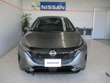 ■日産らしさを引き立てる大きなVモーショングリル。バンパーはエアロ形状で左右のダクトは空力を考え設計されています。