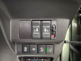 両側電動スライドドアです。リモコンや運転席スイッチ、ドアハンドルの操作で自動開閉。お子様を抱き抱えている時や荷物の多いときなどに便利です!!