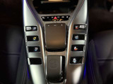 航空機のコックピットを思わせる8つの操作スイッチを装備。機能性とデザイン性を兼ね備えたAMGならではのインテリアです。