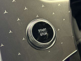ステアリングボタンは、使いやすいデザインでございます。ステアリング付近のレバーや、ステアリングボタンで追従機能の操作も可能でございます。