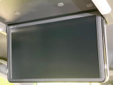【フリップダウンモニター】大画面モニターで後席でもエンタメをお楽しみいただけます。小さなお子様にも大人気の装備です♪