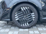 純正アルミホイール。タイヤサイズは205/50R17です。