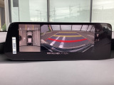 狭い場所での駐車やすれ違いなどでより的確な運転操作に役立つ360&deg;ビューモニターが装備されています。