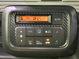 【オートエアコン】一度お好みの温度に設定すれば、車内の温度を検知し風量や温度を自動で調整。暑い&hellip;寒い&hellip;と何度もスイッチ操作をする必要はありません。快適な車内空間には必須の機能ですね♪