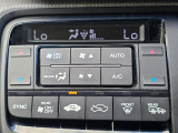 運転席と助手席それぞれで温度調整可能。快適性を高めるデュアルエアコンです。