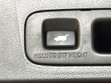 【パワーバックドア】スマートキーや運転席のボタンを押すだけでリアゲートが自動で開閉します!荷物を持っている時や、高い位置にあるバックドアを閉める際に便利な機能です♪