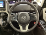 ハンドルにHondaセンシング系のクルーズコントロールやレーンキープアシストなどのスイッチと、オーディオの操作スイッチが装備されています。ハンドルから手を離さず安全に操作できます。