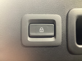 「キーを携帯」「車両電源OFF」「すべてのドアが閉まっている」これらの条件を満たす時にリアゲートロックスイッチを押しゲートを閉めると、すべてのドア、リアゲート、給油口が施錠されます。