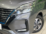 【LEDヘッドライト】悪天候や夜間走行時も良好な視界を確保し安心して運転できる高輝度LEDヘッドライトを装備!点灯速度が早く、消費電力も抑えられています。
