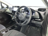 シックな色使いの運転席周りですね。すっきりとしたデザインで上品な色使いです。居心地の良い運転席、長く座ってられるリラックスできるデザインがいいですね。