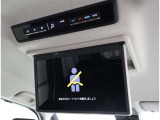 後席モニター付いてます。小さいお子様は狭い車内だと退屈かも。。これがあれば大丈夫です!