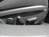 細やかな位置調整が可能な運転席電動シート。腰を支えるランバーサポートや、2名分のポジションを記憶できるシートメモリー機能も装備。マツダがこだわる「人馬一体」の快適なドライブをサポートします。
