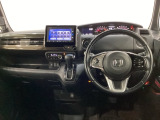 車内は光触媒抗菌消臭施工済です。スタイリッシュなデザインでスポーティなインパネ周りを演出します。グローブボックスやカップホルダーのほかにトレーなどたくさんの収納スペースが付いています。