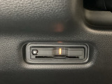 ハンドルの左下にETCがついています。高速道路の料金所の通過も楽々です!。カードの取り出しもしやすい場所についています。