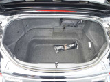 【トランク】間口は狭いですが、奥行きは意外と広いんです!オープン状態にしても、荷室内の容量に変化がないのが特徴です♪