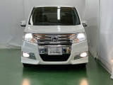 ディスチャージヘッドライト【HID】を装備していますのでとても明るく、夜間の走行や雨の日も安全・安心です。オートライトコントロール付きで周囲の明るさに応じて自動で点灯・消灯します。