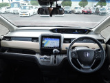 大きなフロントガラスで広々とした視界の運転席まわりです。
