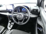 【運転席まわり】・・・ハンドルやシートなども隅々までクリーニング済み。キレイな車内でドライブがより一層快適にお楽しみいただけると思います。
