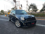ミニ クーパーS ジョンクーパーワークスエアロの右前から見た外観です。車両全体のバランスが分かりやすい一枚です。