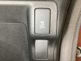 VSA装備車です。VSAはドライバーの操作と車の動きを見守っています。もし車の挙動が乱れたとき、4輪別々にブレーキをかけたり、エンジンパワーをしぼることによって車を安定させます。