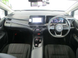 黒を基調としたスタイリッシュなデザインの運転席です。衝突被害軽減ブレーキ、レーンキープアシストなどの安心装備付き!
