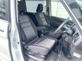 運転席まわりには十分なスペースがあり、大柄な方でもゆったり運転していただける環境です。